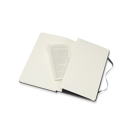 Offenes Moleskine Aquarellbuch mit leerer Innenseite und erweiterbarer Tasche hinten.