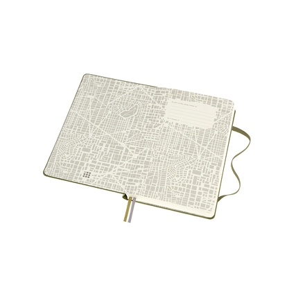 Offenes Notizbuch mit linierter Seitenansicht und grafischem Stadtplan auf dem Deckblatt.