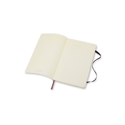 Offenes schwarzes Notizbuch mit liniertem Papier und Lesezeichen, im Taschenformat.