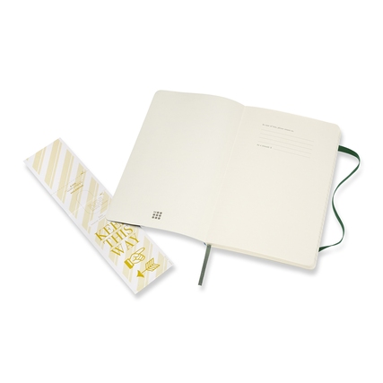 Myrtengrünes, liniert Notizbuch mit offener Innenseite und Papierbanderole.