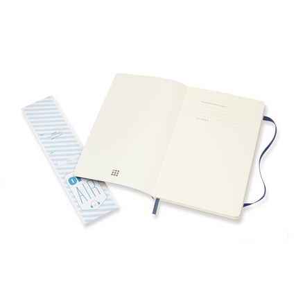 Moleskine Notizbuch Classic Softcover in saphir mit leerem Innenteil und Lesezeichen.