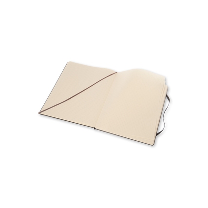 Offenes Moleskine Notizbuch Classic Hardcover XL mit gepunkteten Seiten und Innentasche.