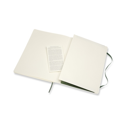 Offenes Moleskine Notizbuch Classic Softcover XL mit Innentasche und Informationsblatt.