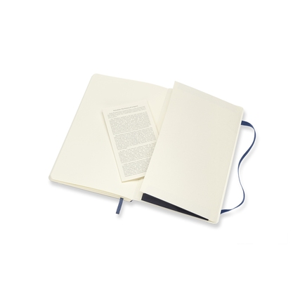 Offenes Moleskine Notizbuch mit leeren Seiten und Innentasche für Zusatzmaterial.