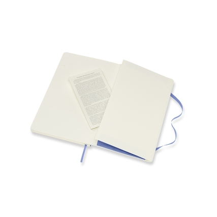Moleskine Notizbuch in hortensienblau, offen mit Innentasche und Banderole.