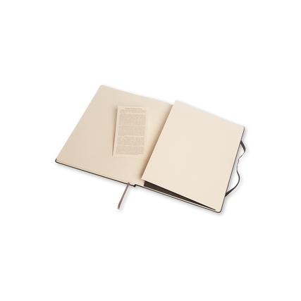 Schwarzes Moleskine Notizbuch im offenen Zustand mit einer Seitenansicht und einer Innentasche.