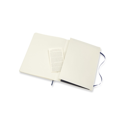Offenes Moleskine Notizbuch mit liniertem Papier und Innentasche, saphirblauer Farbe.