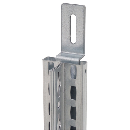 Wandbefestigung aus Metall zur Kippsicherung von Fachbodenregalen.