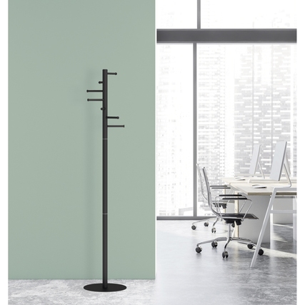 Stabile, platzsparende Garderobe mit 7 Haken vor einer Wand in einem modernen Büro.