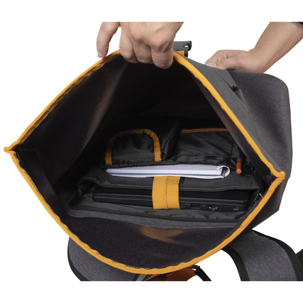 Rucksack mit offenem Hauptfach, zeigt Innenleben mit Laptop, Notizbuch und Taschen.