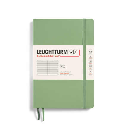 Liniertes Notizbuch in salbeigrüner Farbe mit Etikett und Gummiband, im Format DIN A5.