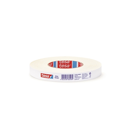 Weißes Gewebeband auf einer Rolle vor weißem Hintergrund.