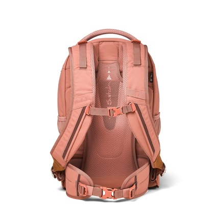 Rückansicht eines orangenen Schulrucksacks mit verstellbaren Trägern und Hüftgurt.