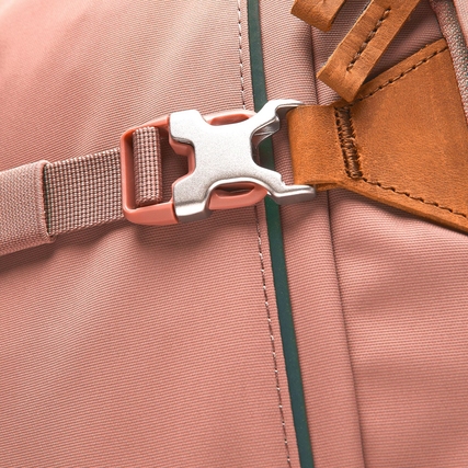 Detailansicht des Rucksacks mit Schnalle und Lederapplikation in Nordic Coral.