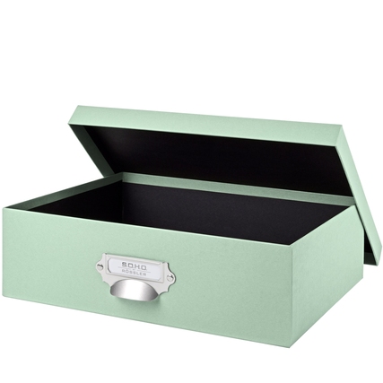 Mintfarbene Aufbewahrungsbox mit offenem Deckel und Metallgriff, Innen schwarz.