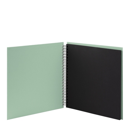 Mintgrünes Fotoalbum mit spiralförmiger Bindung und schwarzen Seiten im Inneren.