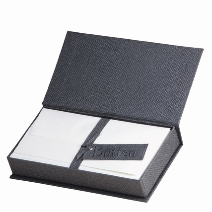 Schwarze Kassette mit Büttenpapierkarten und Umschlägen in DIN lang Format.