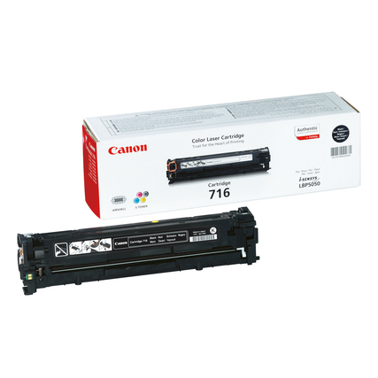 Schwarzer Toner Canon 716 in Verpackung, seitliche Ansicht des Produkts mit Karton im Hintergrund.