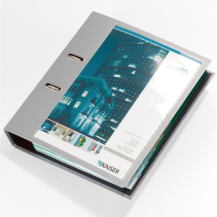 Selbstklebetasche POCKETFIX® DIN A4 in einem Ringbuch mit eingelegtem Dokument.