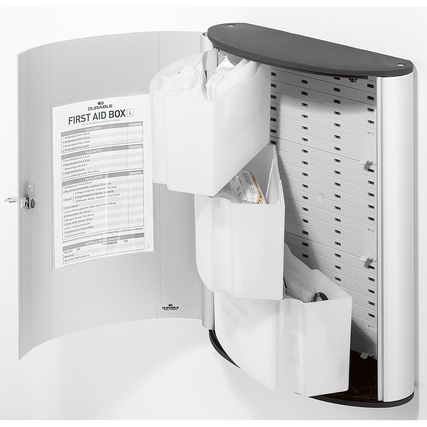 Offener Verbandschrank mit drei Fächern für Verbandstoffe und Notfall-Indexblatt.
