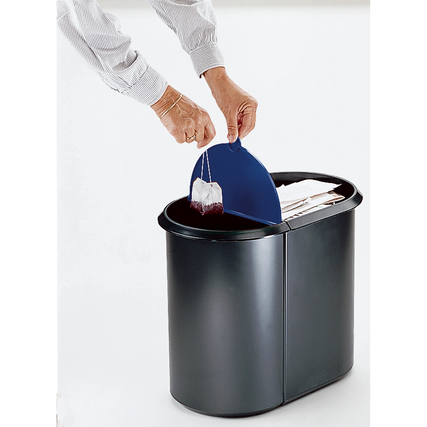 Papierkorb mit zwei Fächern wird genutzt, um Abfall und Altpapier getrennt zu entsorgen.