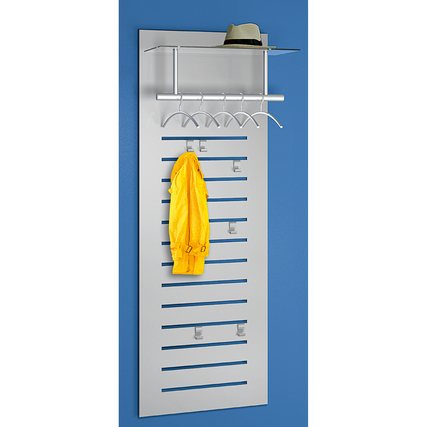 Wandgarderobe aus beschichtetem Metall mit Hutablage, 6 Haken und 5 Bügeln, an blauer Wand.