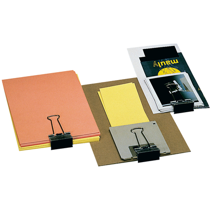 Drei Foldbackklemmen halten verschiedene Papierstapel in unterschiedlichen Farben zusammen.