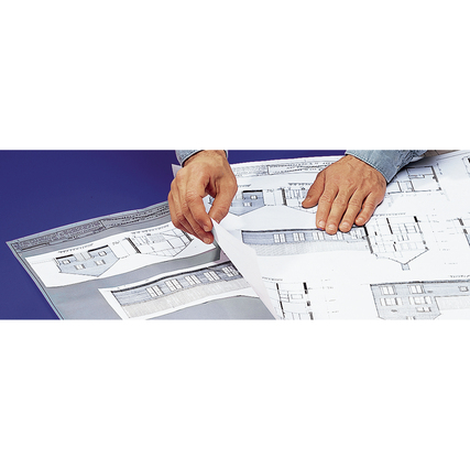 Hände halten eine Rolle mit verschiedenen Zeichnungen auf einem Tisch.