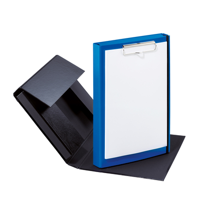 Schwarzes Klemmbrett mit blauer Klappe, aufgeklappt und mit einem weißen Blatt Papier gezeigt.