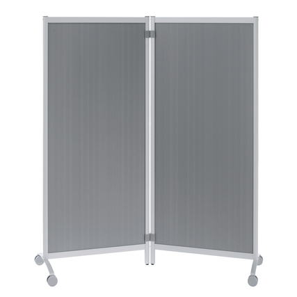Mobile Trennwand aus Aluminium mit zwei beweglichen Paneelen und Rollen.