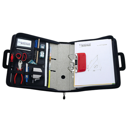 Schwarze Konferenzmappe mit geöffnetem Innenraum, Stiften, Scheren und einem Notizblock.