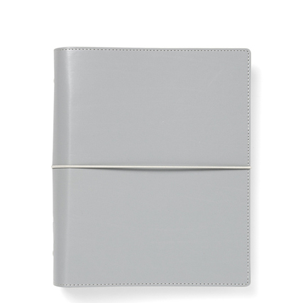 Grauer Organizer im DIN A5 Format mit kontrastierenden Nähten und flexiblem Gummibandverschluss.