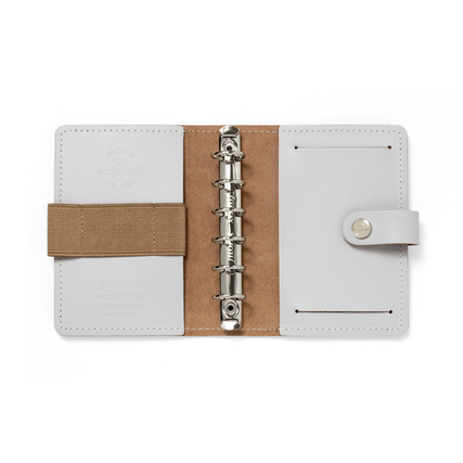 weißer Organizer mit Ringmechanik, einem Jot Pad und zwei Steckfächern auf der linken Seite