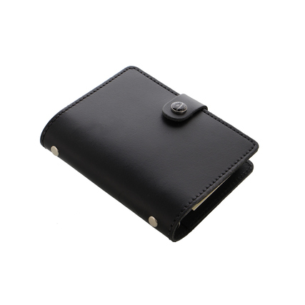 Schwarzer, faltbarer Organizer mit Druckknopf und sichtbaren Nieten, im Pocket-Format.