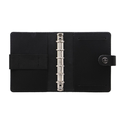 Schwarzer Filofax Organizer mit offenem Innenteil und Ringmechanik.