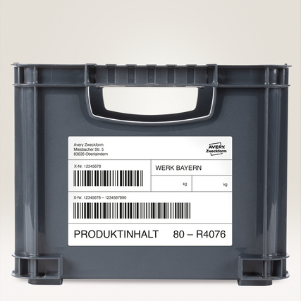 Graue Transportbox mit einem Folienetikett, beschriftet mit "WERK BAYERN" und Barcodes.