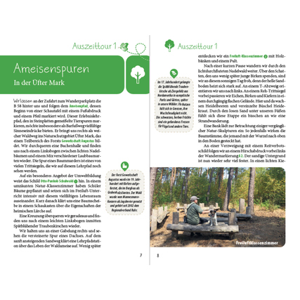 Zwei aufgeschlagene Buchseiten mit Informationen zu Wanderungen und Bildern von Waldaktivitäten.