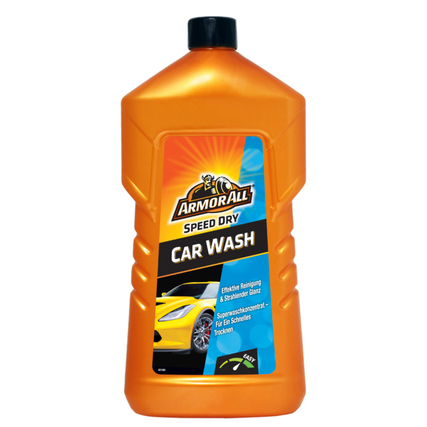 Flasche mit orangefarbigem Autoshampoo, weißer und blauer Etikettgestaltung, für Fahrzeugreinigung.