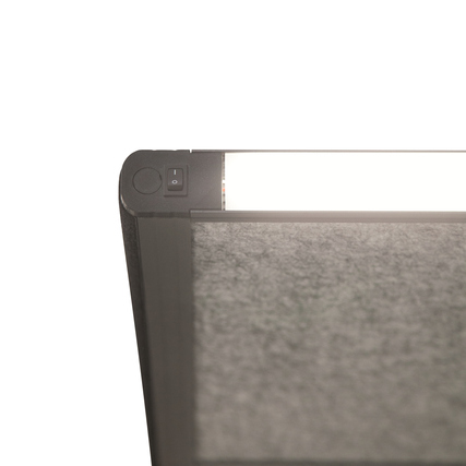 Detailaufnahme einer dunkelgrauen Stellwand mit integriertem LED-Licht und Schalter.