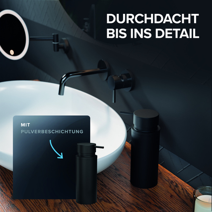 Schwarzer Seifenspender neben einem Waschbecken auf einem Holztablett in modernem Badezimmer.