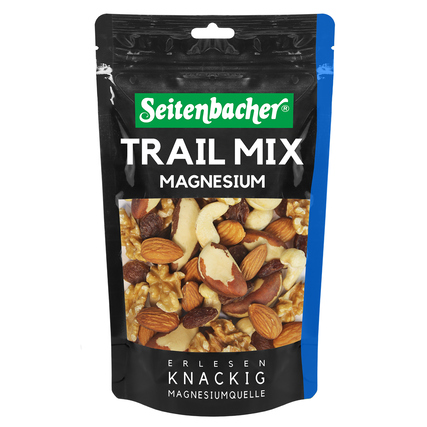 Packung mit Seitenbacher Nussmischung Trail-Mix, sichtbar sind Nüsse auf schwarzem Hintergrund.