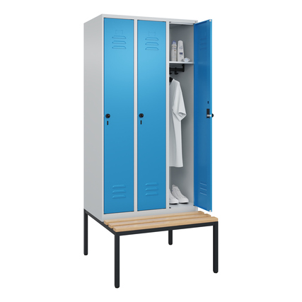 Kleiderspind mit drei blauen Türen und untergebauter Sitzbank aus Holz.