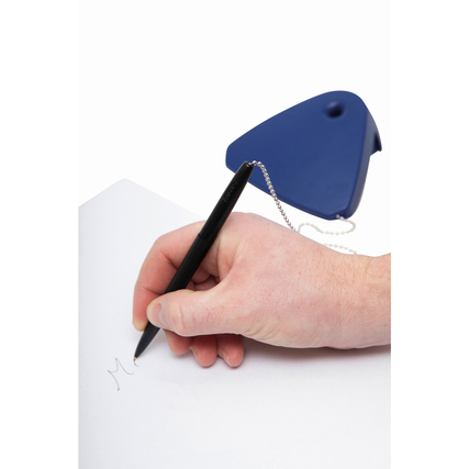 Hand hält einen Kugelschreiber, der an einem blauen Kugelschreiberständer befestigt ist.