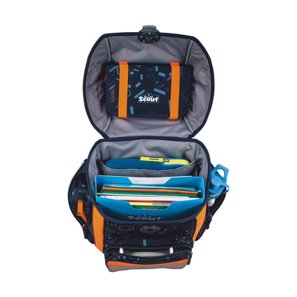 Schulranzen mit geöffnetem Deckel, innen mit Heften, Blättern und einer Trinkflasche gefüllt.