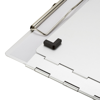 Flaches Klemmbrett mit starker Halteklemme und seitlich aufklappbarem Deckel.