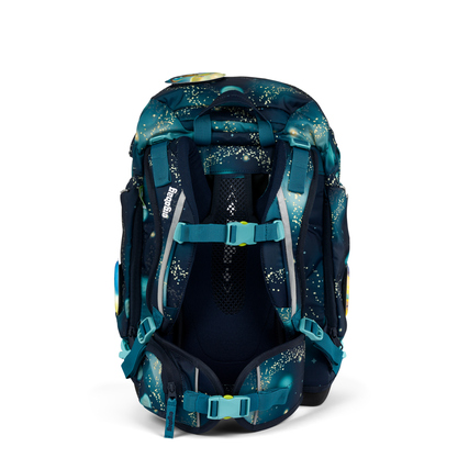 Rückenansicht des ergobag Schulranzen pack GALAXY GLOW mit leuchtendem Sternenmuster.
