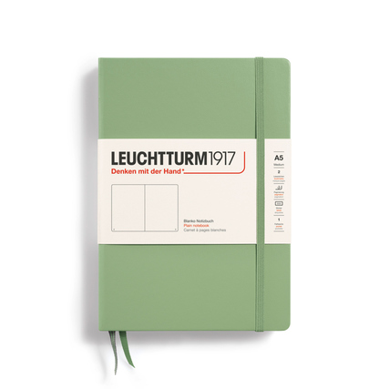 Grünes Notizbuch im DIN A5 Format mit elastischem Band und beschriftetem Informationsetikett.