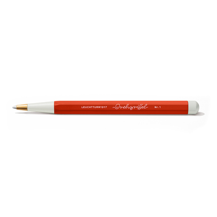Kugelschreiber mit sechseckigem Körper in fox red und schmaler, hellgrauer Spitze.