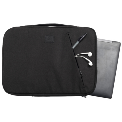 Schwarze Notebookhülle mit Stift und Kopfhörern auf einem Laptop, oben liegend.