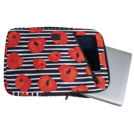 Laptop-Hülle mit rot-blauem Mohnblumenmuster und L-förmiger Öffnung, auf einem Laptop liegend.